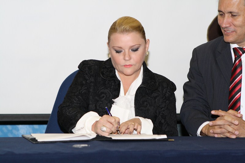 A Presidente do Tribunal de Contas, Adriene Andrade, assina acordo de cooperação ao lado de Ângelo Roncalli, Presidente Fundador da Associação Mineira dos ex-Gestores Públicos Municipais - AMGEP  / Foto: Karina Camargos Coutinho